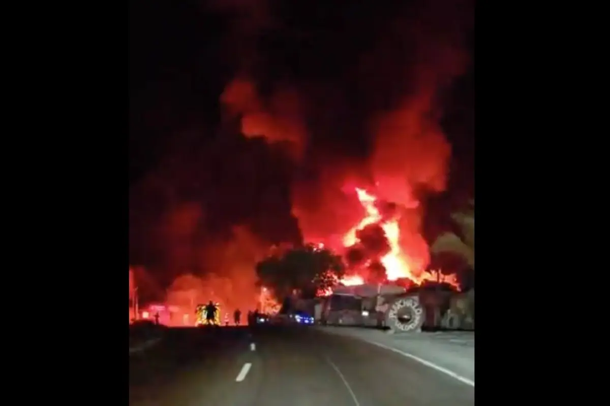 Cuerpos de socorro trabajan para controlar el incendio en Km. 49 de ruta al Atlántico., PMT capitalina/Montejo