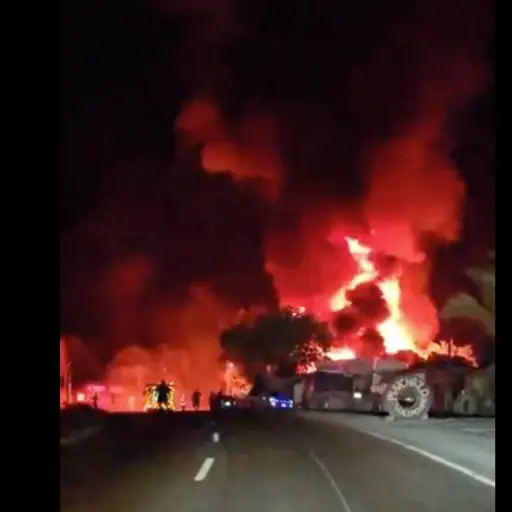 Cuerpos de socorro trabajan para controlar el incendio en Km. 49 de ruta al Atlántico. ,PMT capitalina/Montejo