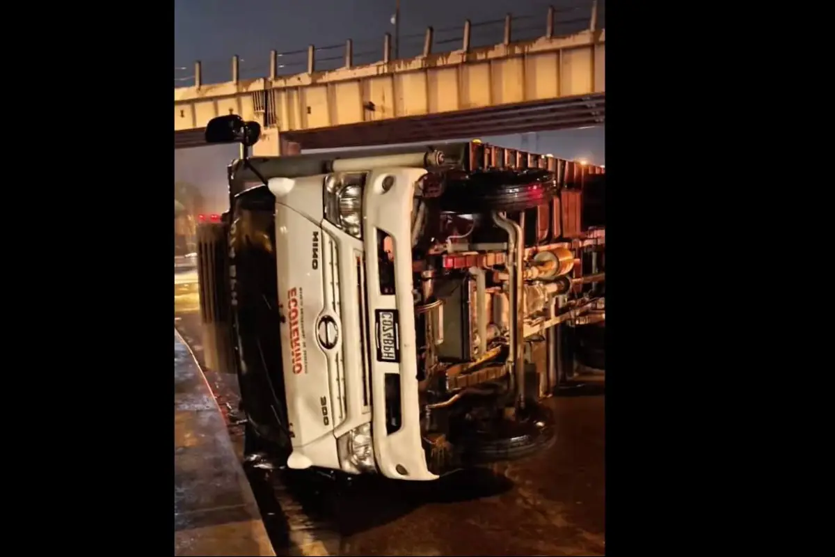 El camión quedó volcado y bloquea el paso en la ruta al Atlántico., PMT capitalina/Montejo