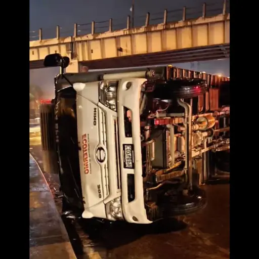 El camión quedó volcado y bloquea el paso en la ruta al Atlántico. ,PMT capitalina/Montejo