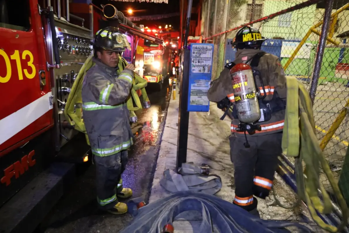 Los cuerpos de socorro trabajando en el área del incendio en la colonia Amparo 2, zona 7., Bomberos Voluntarios