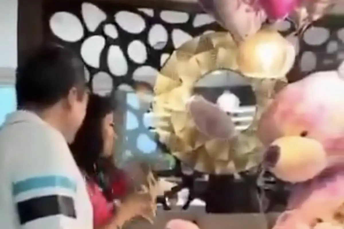 Regalo de un alcalde a su esposa provoca controversia., Captura de pantalla video de X.