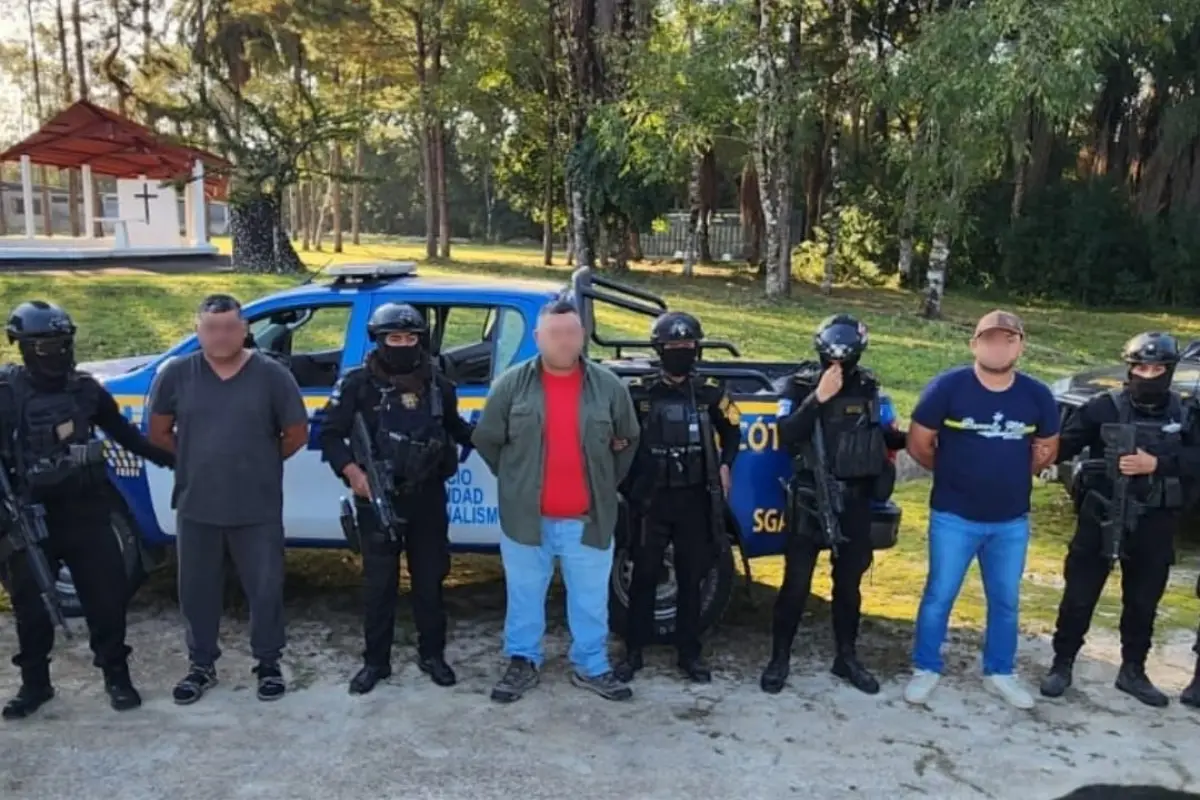 Los tres presuntos narcotraficantes fueron capturados en Dolores, Petén., PNC