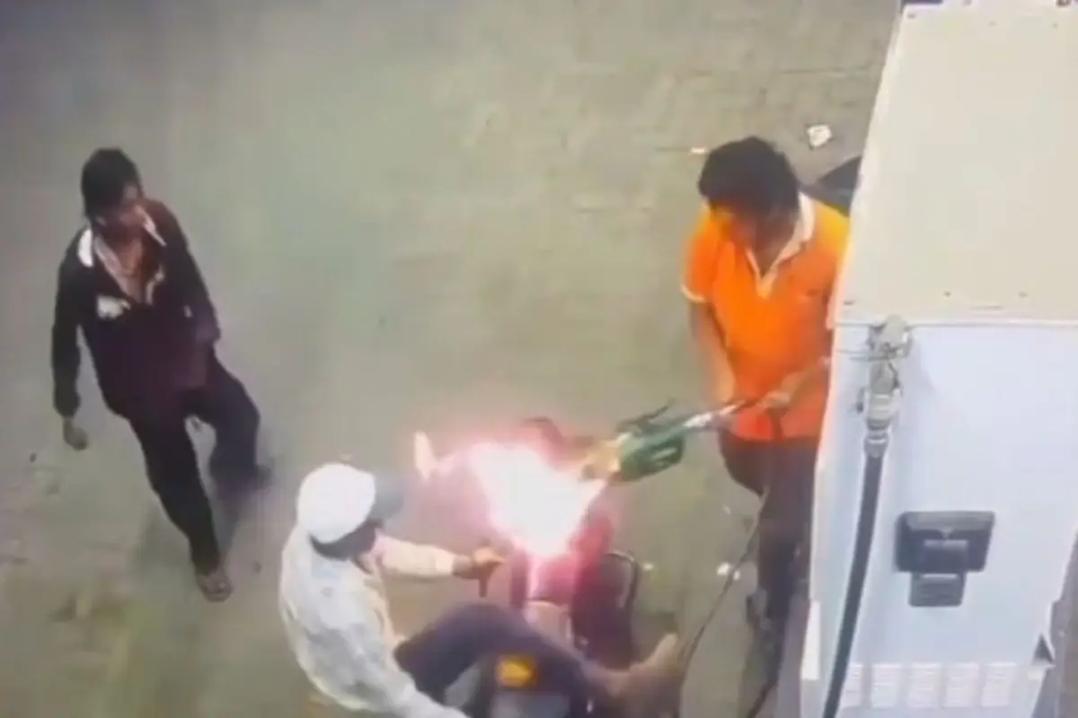 Video viral muestra cómo un descuido provocó un incendio en una gasolinera de India., Captura de pantalla video de X.