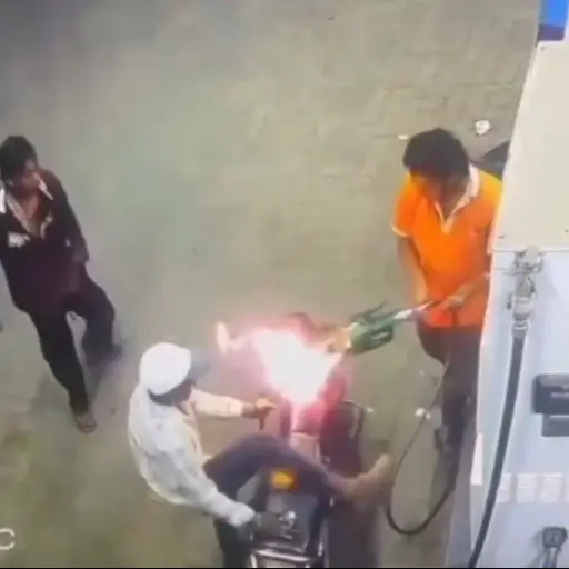 Video viral muestra cómo un descuido provocó un incendio en una gasolinera de India. ,Captura de pantalla video de X.