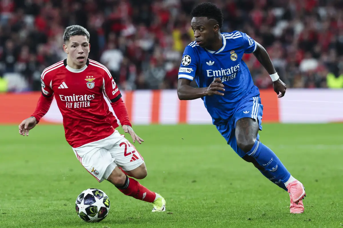 Vinícius y Prestianni durante juego de Champions League