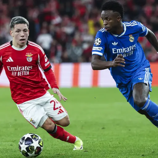 Vinícius y Prestianni durante juego de Champions League 