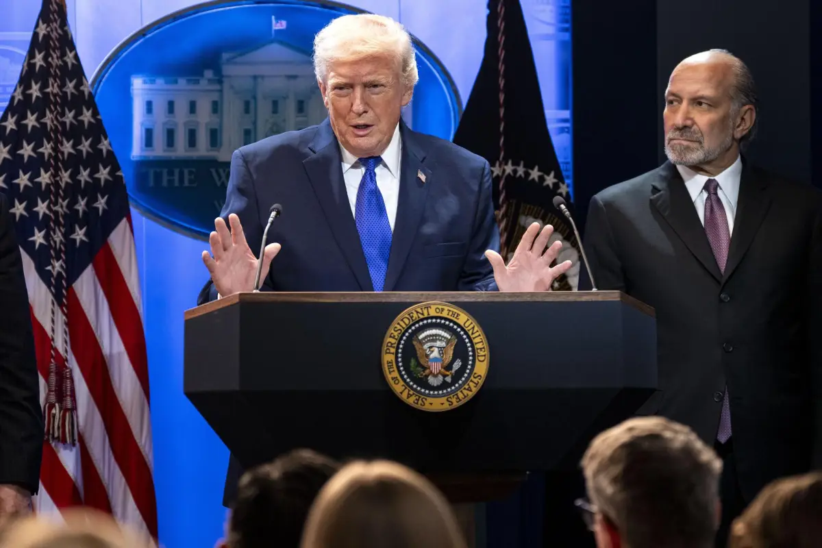 Trump anuncia que impondrá arancel global del 10 %, EFE