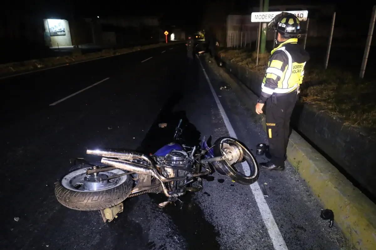 El conductor de una motocicleta murió la madrugada de este sábado en carretera a El Salvador., Bomberos Voluntarios.