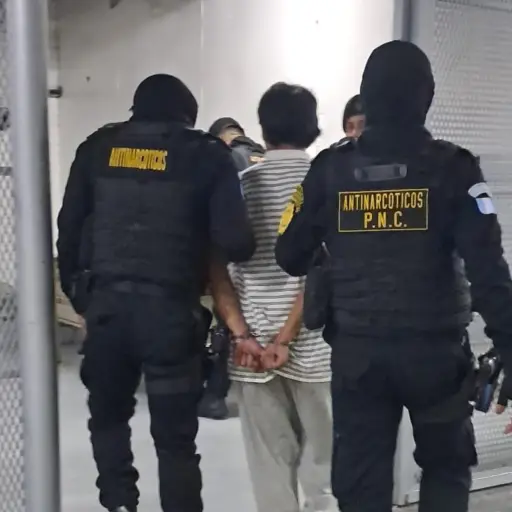 El detenido fue encontrado en posesión de varios estupefacientes. ,PNC de Guatemala.