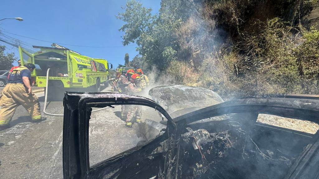 Las llamas consumieron el automotor, cerca del Puente Monjitas, en la zona 16 capitalina. | Bomberos Municipales