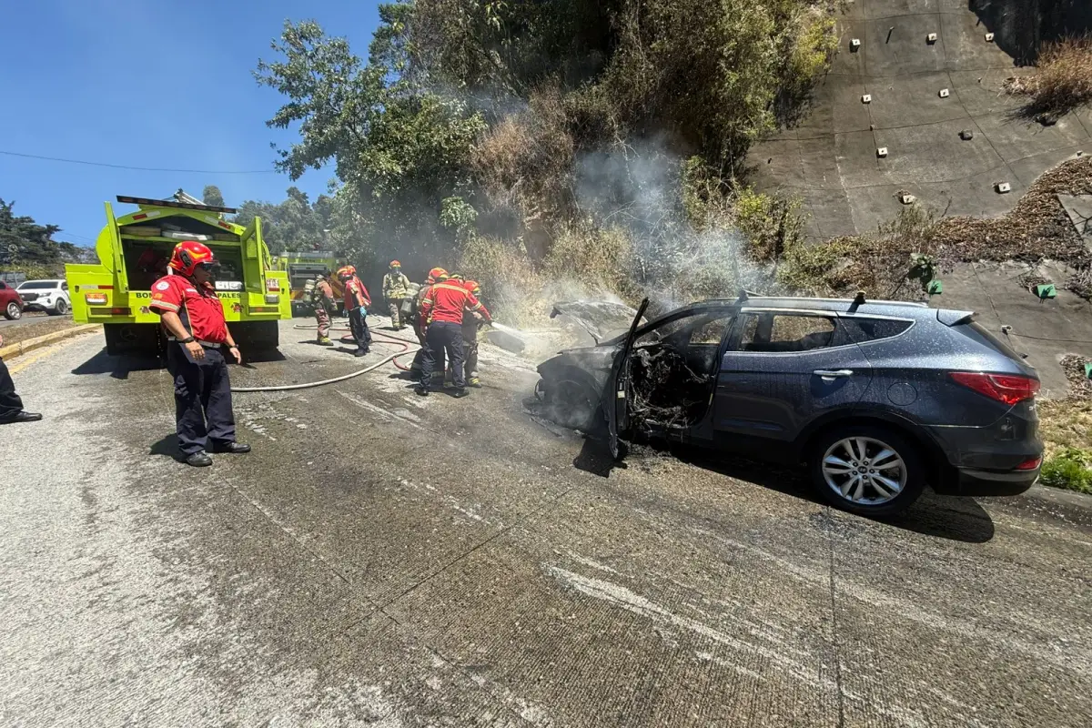 El incendio ocurrió en el ascenso hacia Vista Hermosa IV, zona 16., Bomberos Municipales. 