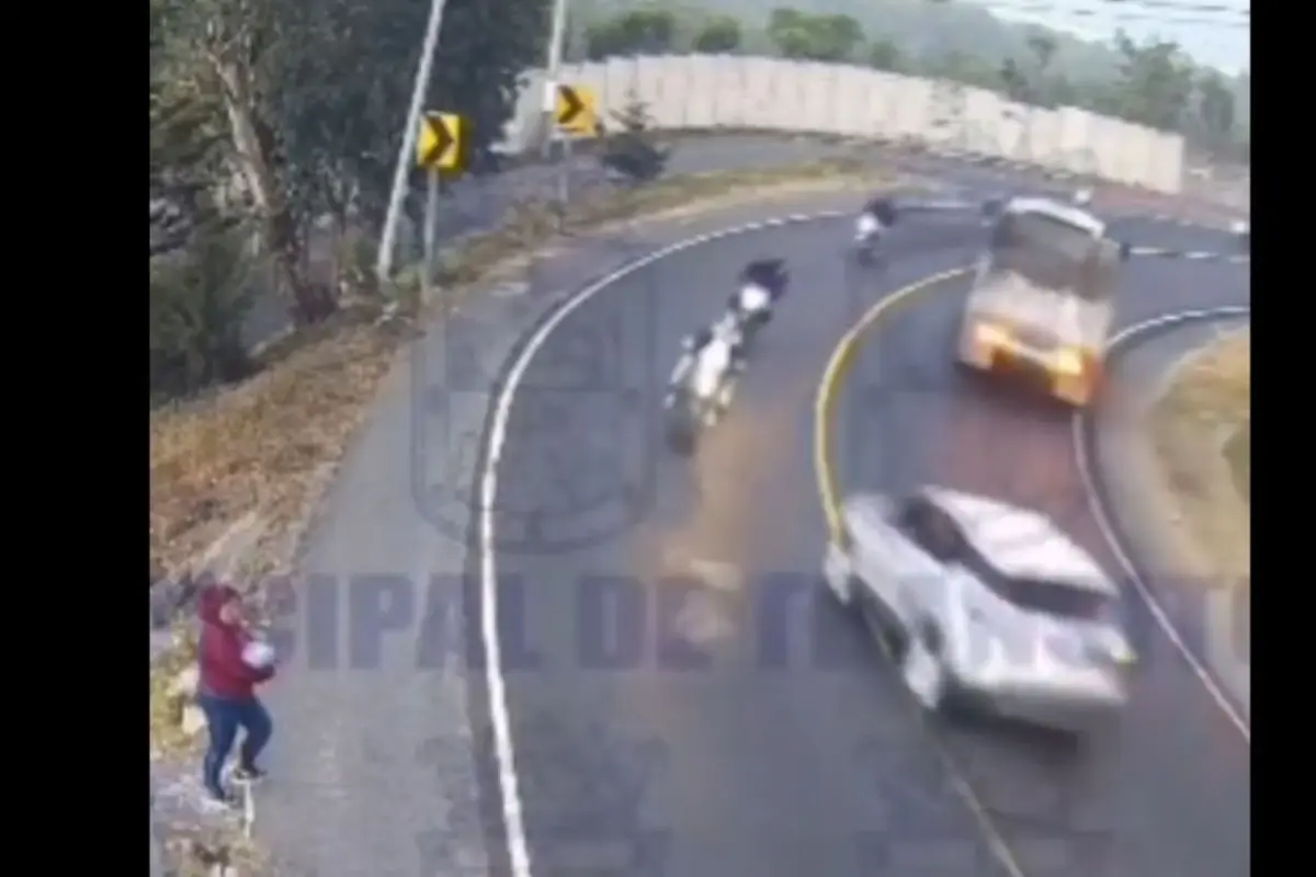 Ambos motoristas quedaron gravemente heridos tras el encontronazo., Captura de pantalla.