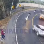 Ambos motoristas quedaron gravemente heridos tras el encontronazo. ,Captura de pantalla. 