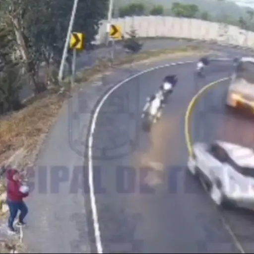 Ambos motoristas quedaron gravemente heridos tras el encontronazo. ,Captura de pantalla. 