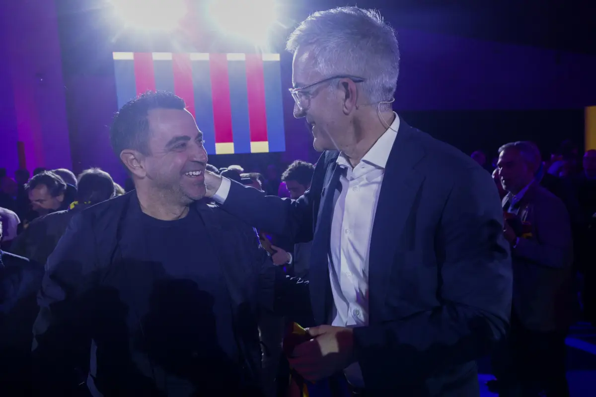 Xavi Hernández junto a Víctor Font - EFE