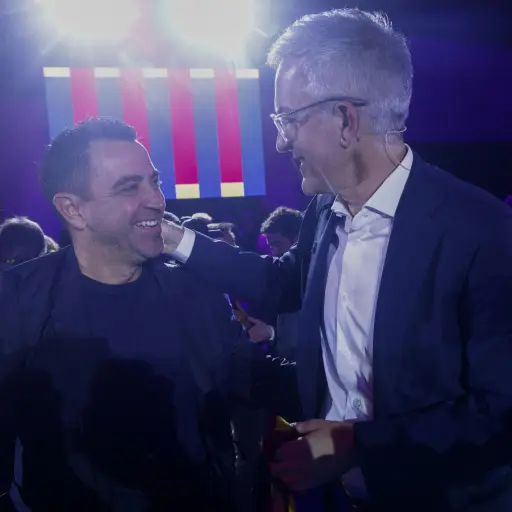 Xavi Hernández junto a Víctor Font - EFE