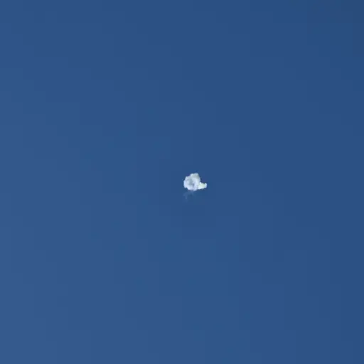 Un rastro de interceptaciones de un misil en el cielo sobre la ciudad mediterránea de Haifa, Israel, 28 de febrero de 2026 , El ejército israelí informó el 28 de febrero que detectó misiles lanzados desde Irán tras los ataques israelíes y estadounidenses anteriores