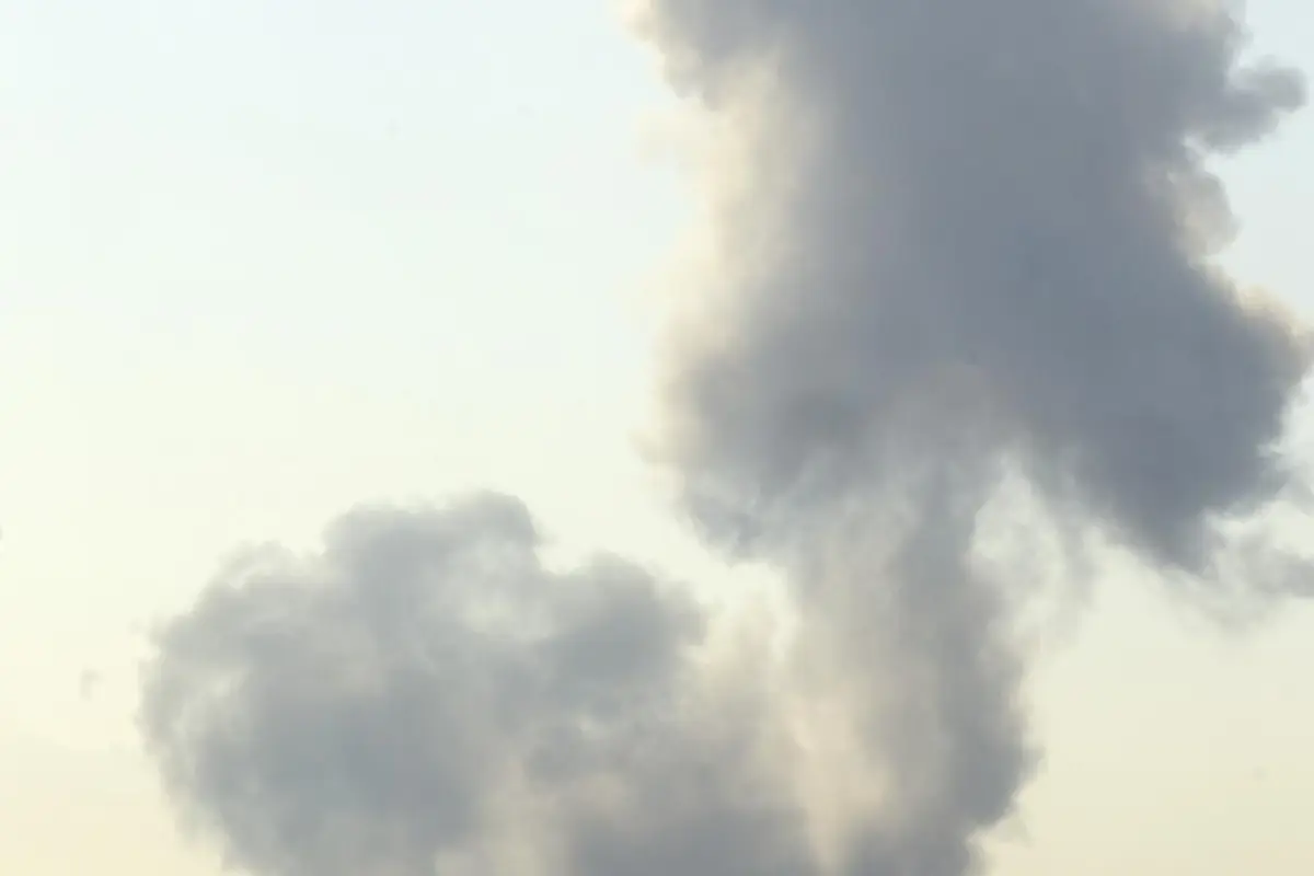 Una columna de humo se eleva en el centro de Teherán tras el ataque de Estados Unidos e Israel, 28 de febrero de 2026,  EFE/EPA/ABEDIN TAHERKENAREH
