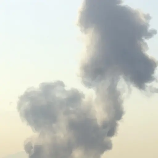 Una columna de humo se eleva en el centro de Teherán tras el ataque de Estados Unidos e Israel, 28 de febrero de 2026 , EFE/EPA/ABEDIN TAHERKENAREH