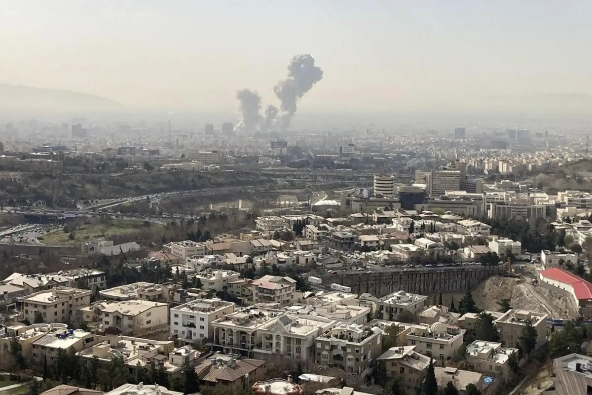 Columnas de humo se ven en el centro de Teherán, tras los ataques de EE. UU. e Israel contra Irán., EFE