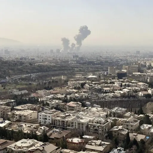 Columnas de humo se ven en el centro de Teherán, tras los ataques de EE. UU. e Israel contra Irán. ,EFE