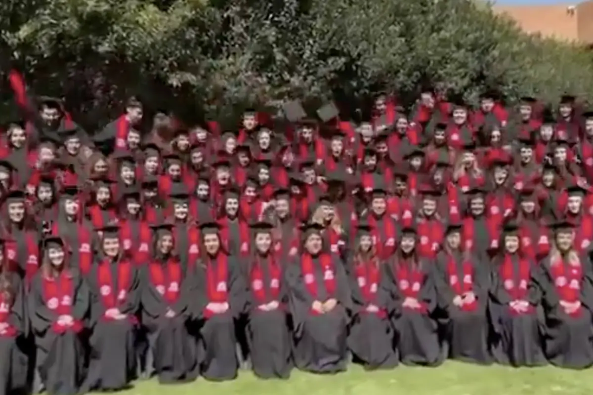 Colapsa tarima durante foto de graduación., Captura de pantalla video de X.