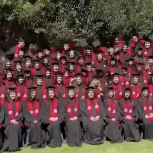 Colapsa tarima durante foto de graduación. ,Captura de pantalla video de X.