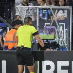 Un árbitro revisa una jugada en el VAR - EFE