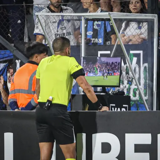Un árbitro revisa una jugada en el VAR - EFE