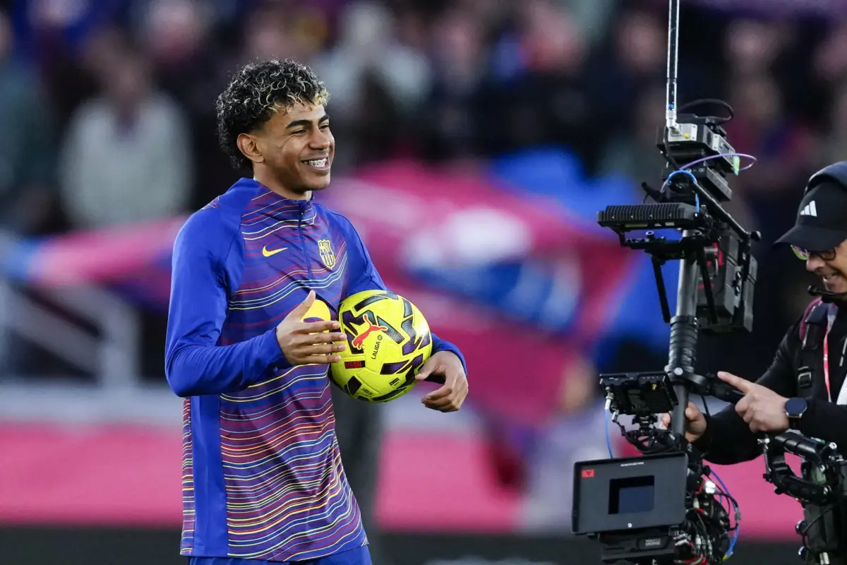 Lamine Yamal con el balón tras anotar su primer hat-trick como profesional - EFE