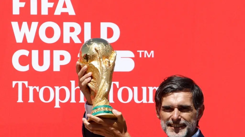 El exfutbolista argentino Roberto Ayala levanta la Copa del Mundo FIFA en Ciudad de México (México). 