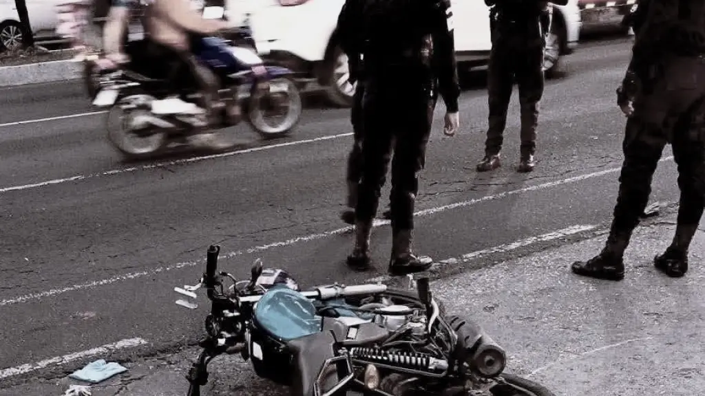 La motocicleta del hombre atacado quedó tirada en el asfalto tras el incidente armado. ,Redes sociales.