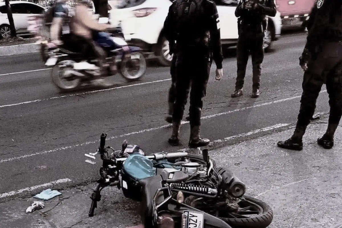 La motocicleta del hombre atacado quedó tirada en el asfalto tras el incidente armado., Redes sociales.