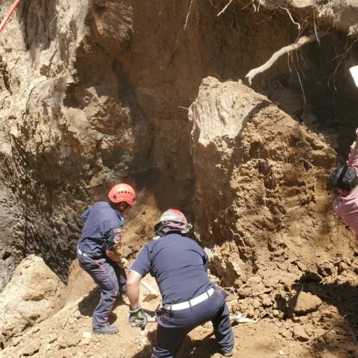Varias personas apoyan en el proceso para recuperar al hombre soterrado. ,Bomberos Municipales Departamentales. 