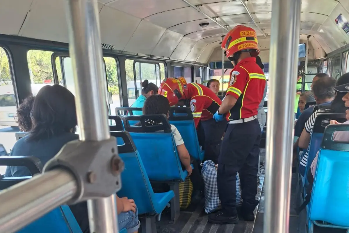 Paramédicos trabajaron adentro del autobús para atender a los heridos., Redes sociales.