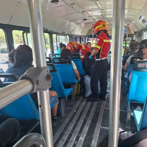 Paramédicos trabajaron adentro del autobús para atender a los heridos. ,Redes sociales.