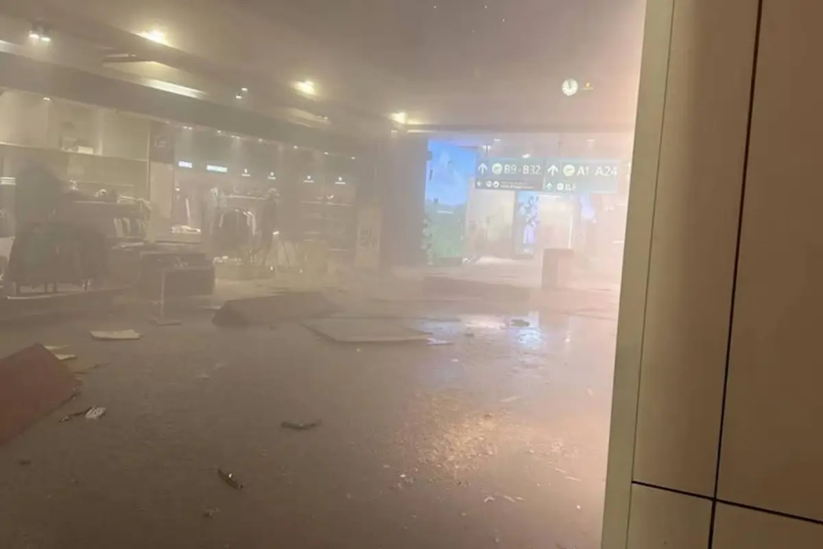 Un ataque con dron en el aeropuerto internacional Zayed de Abu Dabi causó la muerte de una persona., Captura de pantalla video de X.