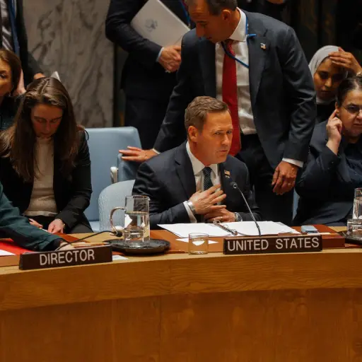 El embajador de Estados Unidos ante las Naciones Unidas, Michael Waltz (C), asiste a una sesión de emergencia del Consejo de Seguridad de la ONU en Nueva York, Nueva York, EE , UU