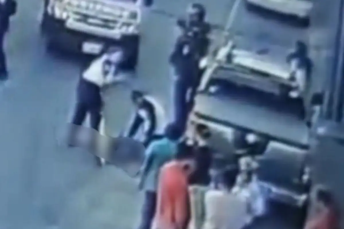 Imágenes compartidas por autoridades de tránsito mostararon a los bomberos atendiendo a un herido., Captura de pantalla. 