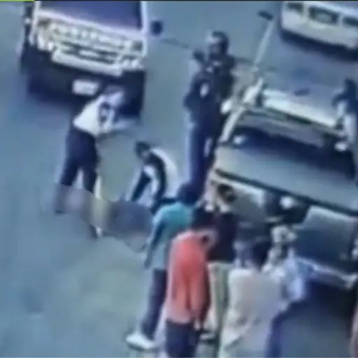 Imágenes compartidas por autoridades de tránsito mostararon a los bomberos atendiendo a un herido. ,Captura de pantalla. 