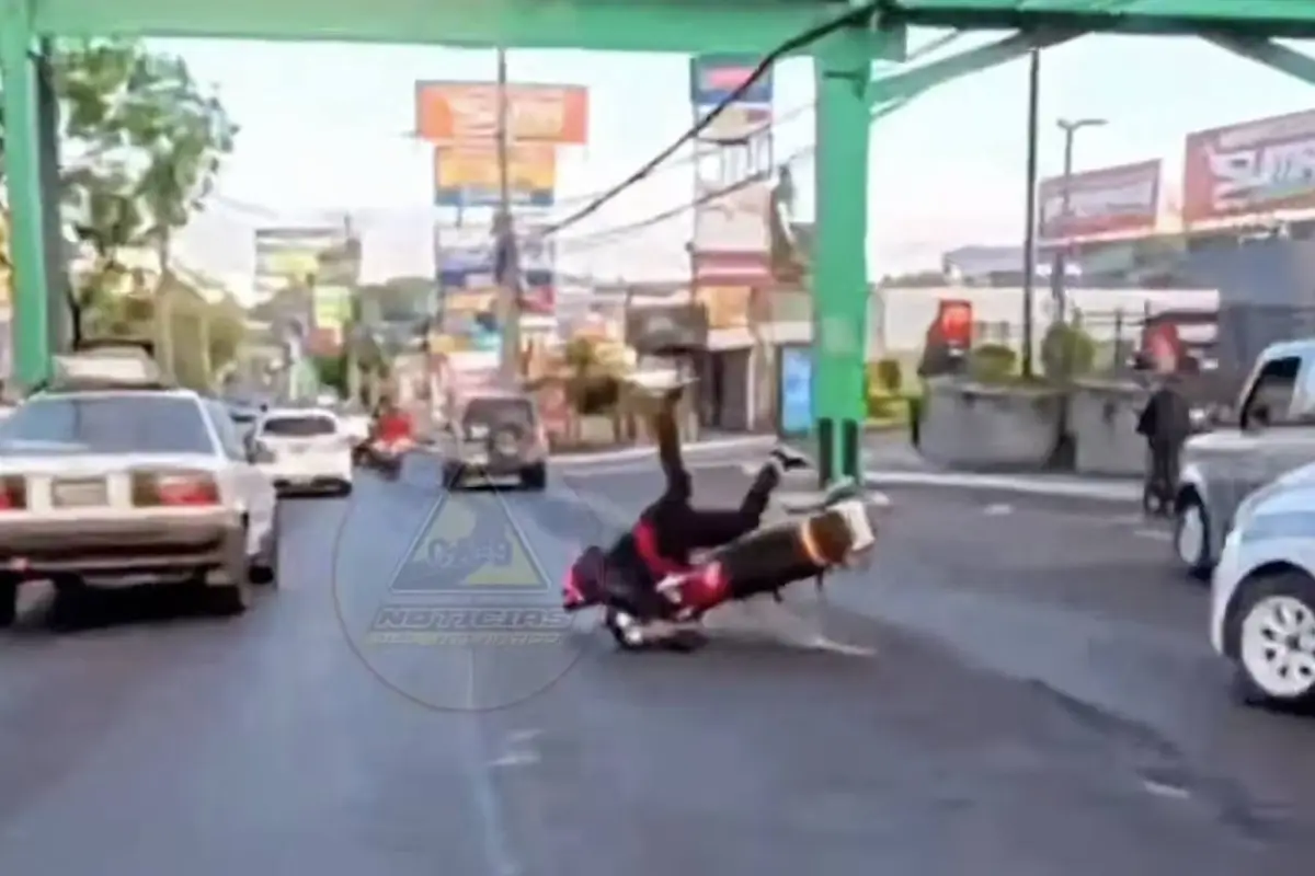 Motorista ebrio protagoniza accidente insólito en calzada San Juan., Captura de pantalla video de X.