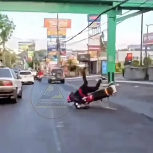 Motorista ebrio protagoniza accidente insólito en calzada San Juan. ,Captura de pantalla video de X.