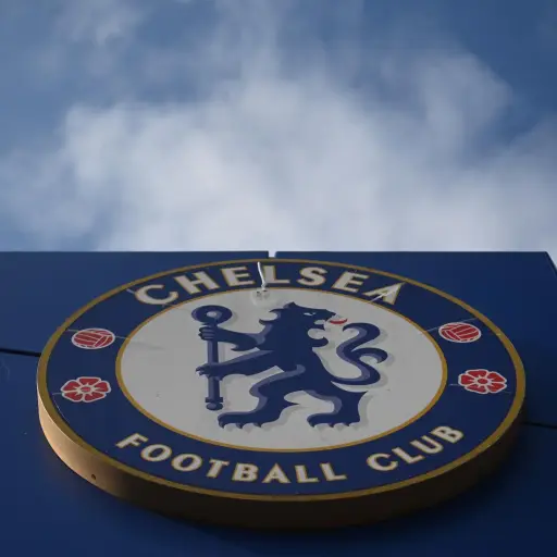 Escudo del Chelsea en la fachada de su estadio - EFE