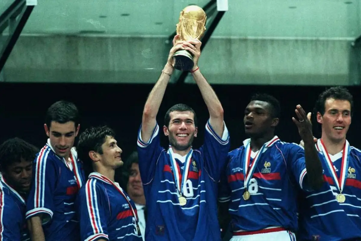 Zinedine Zidane levantó la Copa del Mundo de la FIFA en Francia 1998