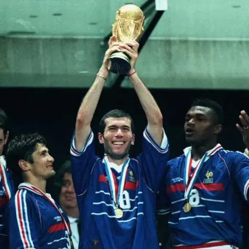 Zinedine Zidane levantó la Copa del Mundo de la FIFA en Francia 1998 