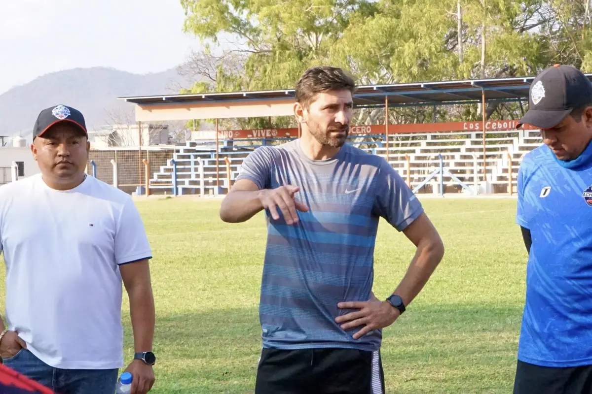 Álvaro García en su presentación con el Deportivo Achuapa - Achuapa