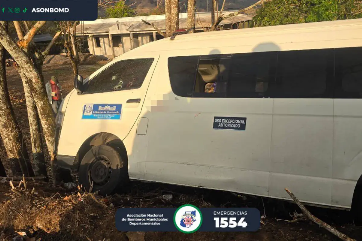 El piloto de una ambulancia fue atacado a balazos en un sector de Atescatempa, Jutiapa., Bomberos Municipales Departamentales