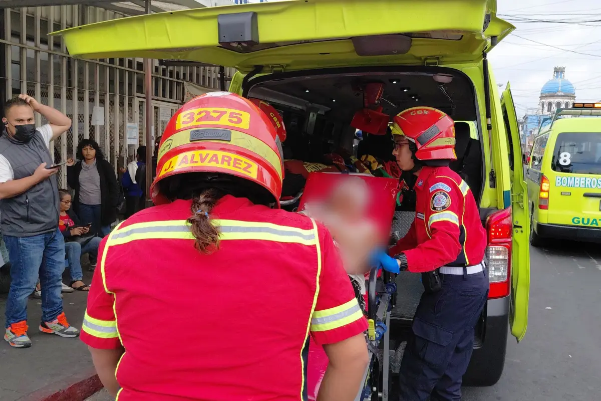 La paciente fue ingresada al hospital general San Juan de Dios., Bomberos Municipales
