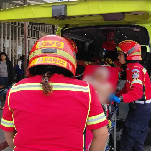 La paciente fue ingresada al hospital general San Juan de Dios. ,Bomberos Municipales